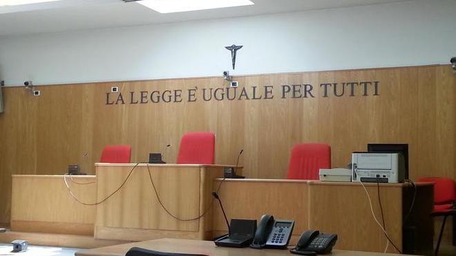 Scopre il tradimento e si vendica abusando della compagna
