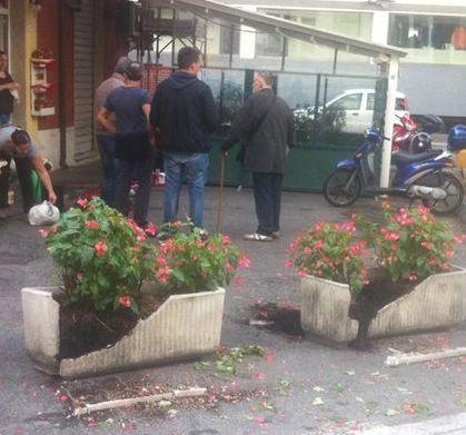 Giovani vandali in azione Rotte panchine e fioriere