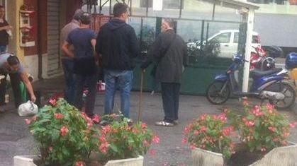 Giovani vandali in azione Rotte panchine e fioriere