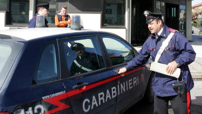 Raptus violento tra la gente panico nel centro commerciale 
