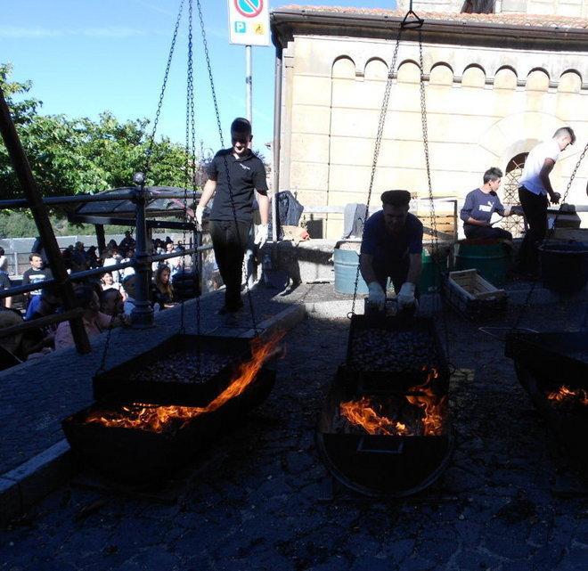 Migliaia alla sagra delle castagne 