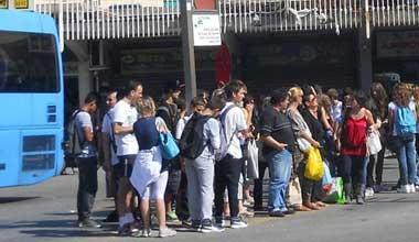 Gli autobus sono strapieni, disagi per tanti studenti 