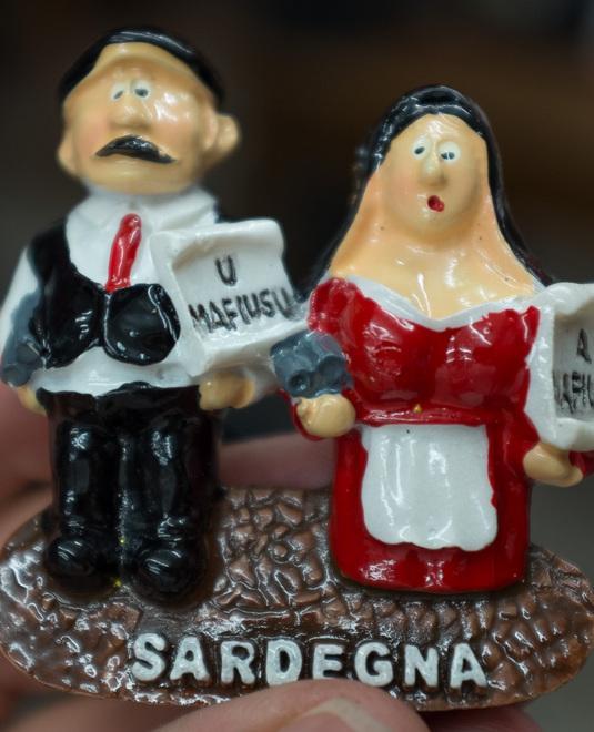 Nei bazar cagliaritani souvenir di Sardegna con la scritta “mafia” 