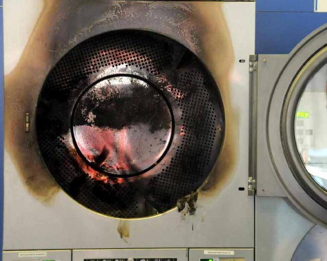 Incendio danneggia lavanderia a gettoni 