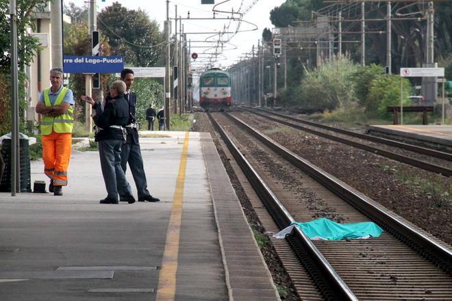 Annuncia il suicidio alla figlia e si getta sotto il treno  