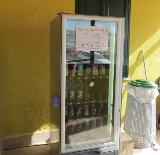 Orosei, trielina in una bottiglietta d’acqua: operaio finisce all’ospedale 