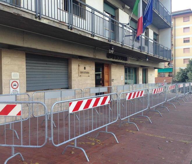 Questura, transenne e balconi off-limits
