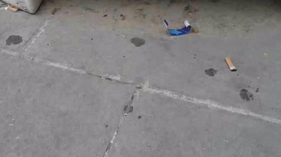 Una siringa abbandonata in piazza
