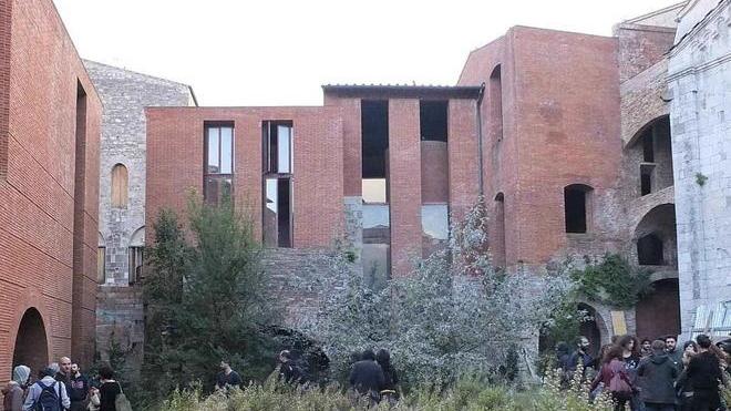 Mattonaia, la casa abitata dai piccioni