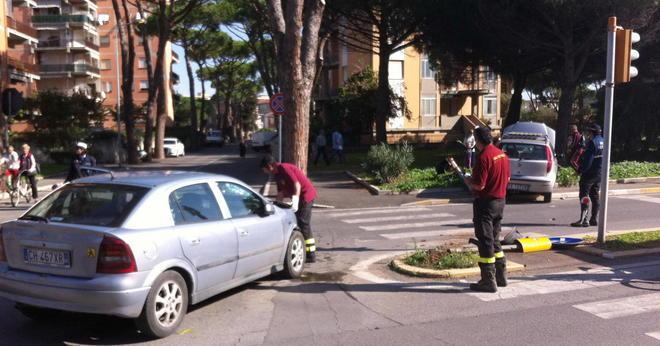 Scontro in viale Europa Auto butta giù il semaforo