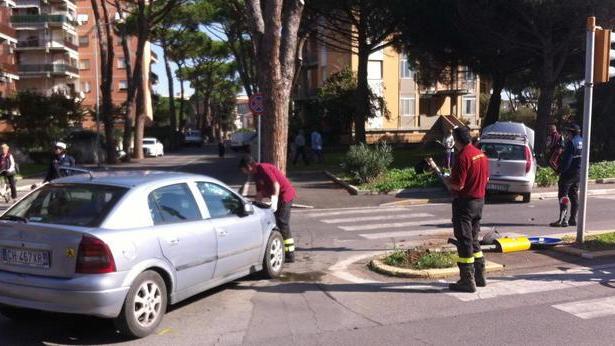 Scontro in viale Europa Auto butta giù il semaforo