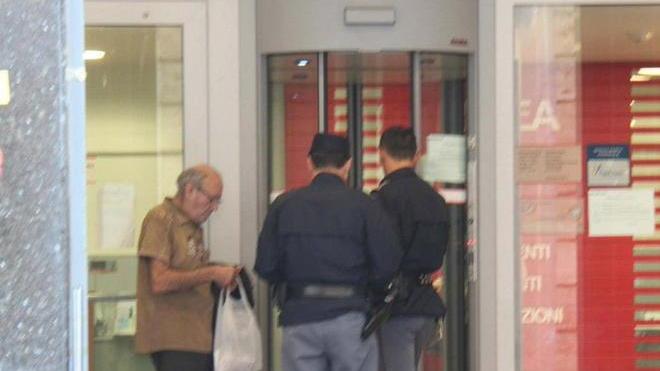 Rabbia in via Cairoli e piazza Cavour la polizia placa le proteste dei clienti