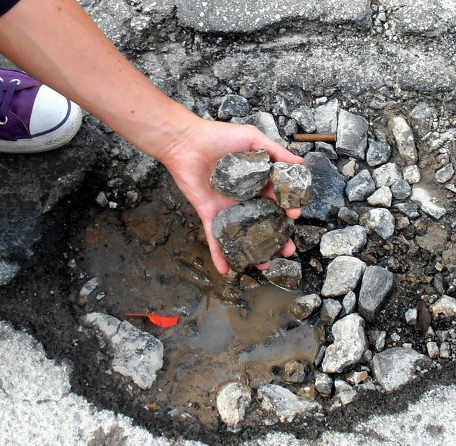 Sos da via degli Ebrei «Due buche da record» 