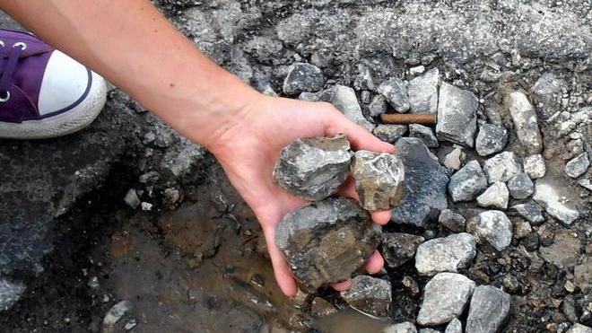 Sos da via degli Ebrei «Due buche da record»