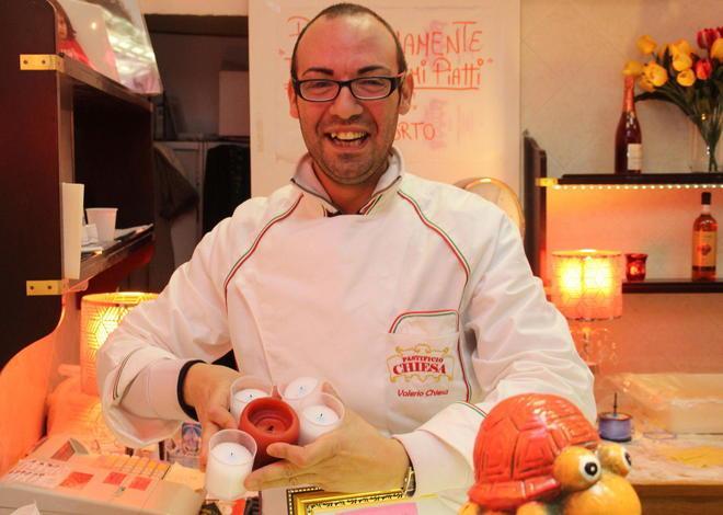 Infortunio al mercato, grave un pastaio 