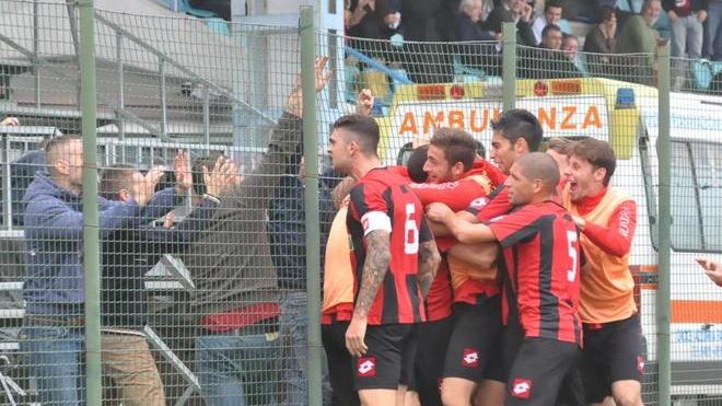 Lucchese, le intemperanze di alcuni tifosi portano alla squalifica del campo