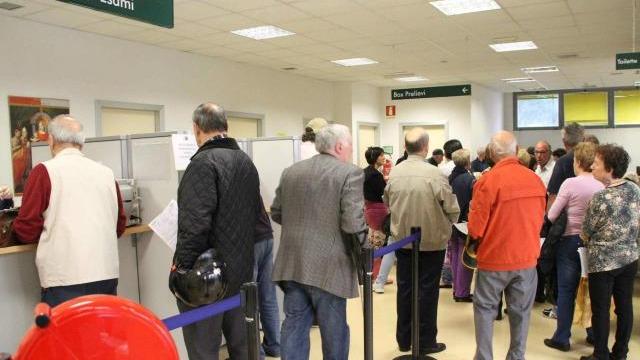 Esenzione ticket, in fila per ore a Prato. Un anziano: "E' una vergogna"