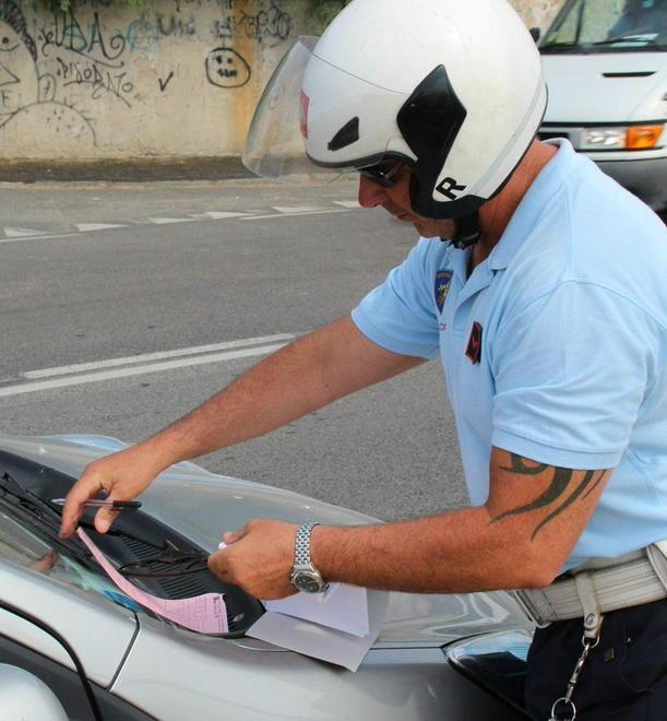 Parcheggia l’auto fuori dalla chiesa, multato al funerale della madre 