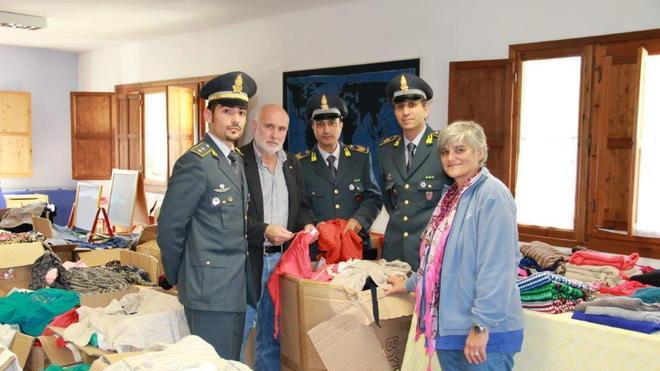 I falsi cachemire regalati ai poveri
