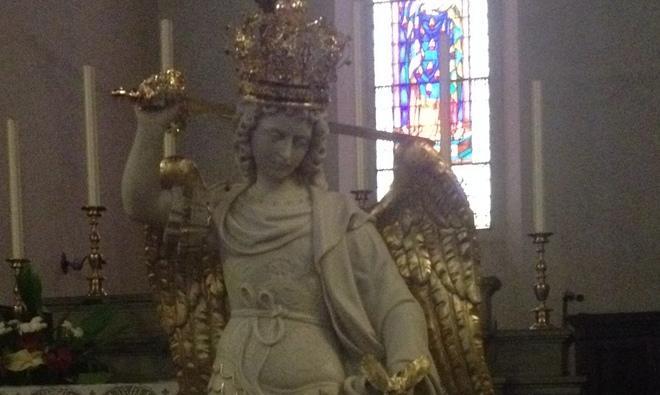 Una statua del San Michele in dono
