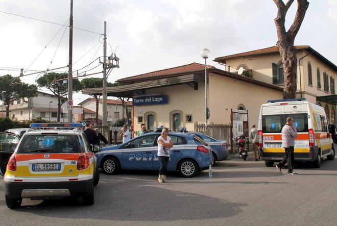 Chiama la figlia e poi si getta sotto il treno