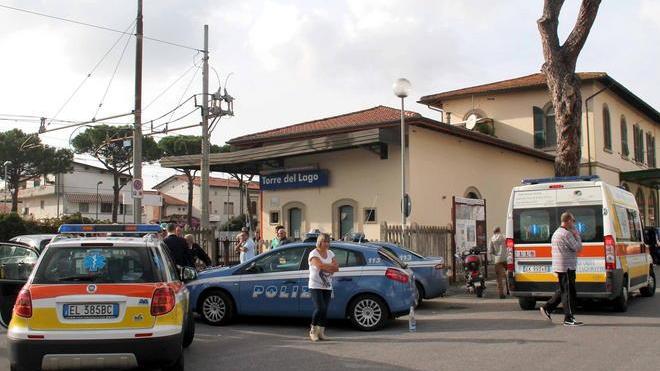 Chiama la figlia e poi si getta sotto il treno