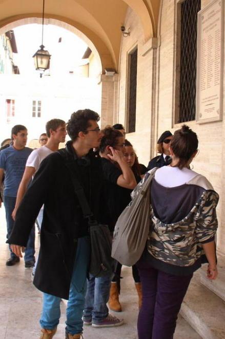 «Scuola pericolosa» Alberghiero, studenti in corteo a Livorno 