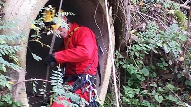 I vigili ispezionano il cunicolo in vista dei lavori della piazza