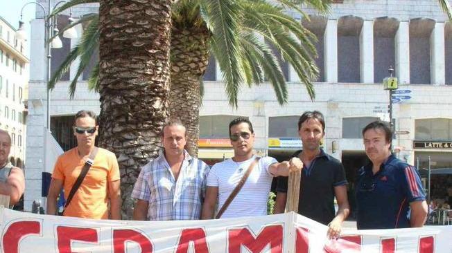Protesta e striscioni: i lavoratori ex Ginori chiedono certezze