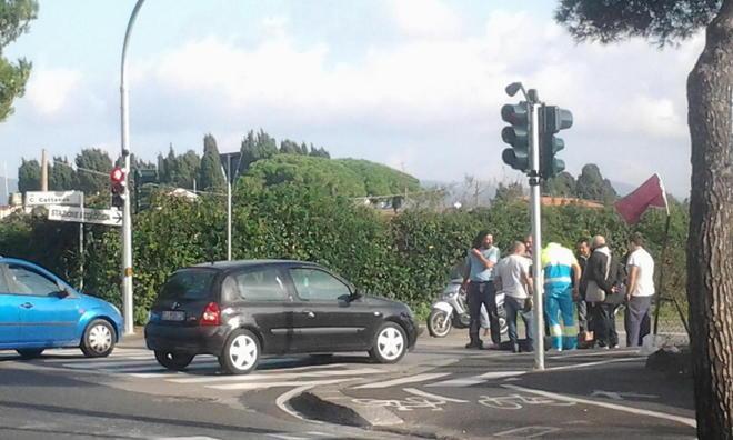 Cade in mezzo alla strada, paura