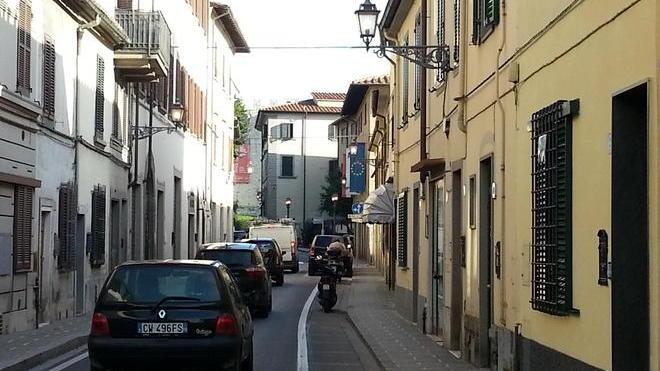 Lampioni accesi anche di giorno in tutto il centro storico