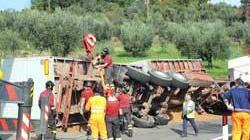 Chiusa la statale Porrettana per un tir ribaltato