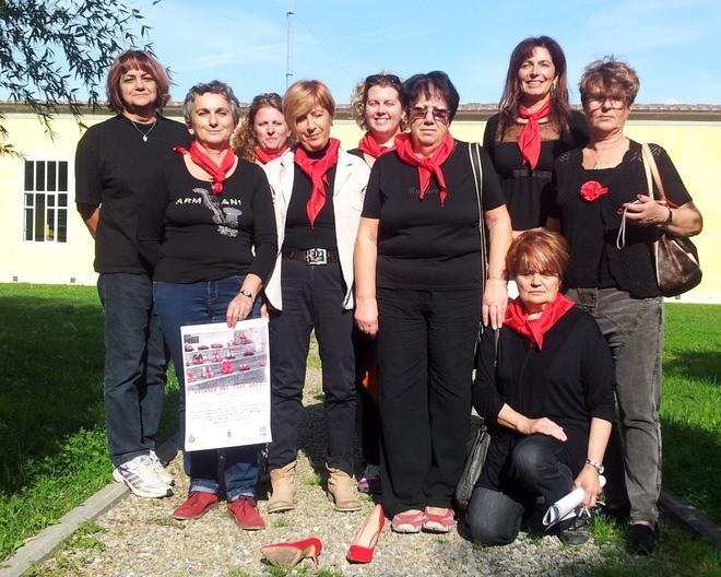 Scarpe rosse per dire basta alla violenza sulle donne 