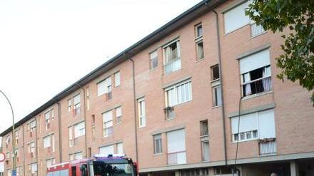 Incendio in un appartamento, carabiniere salva un’anziana