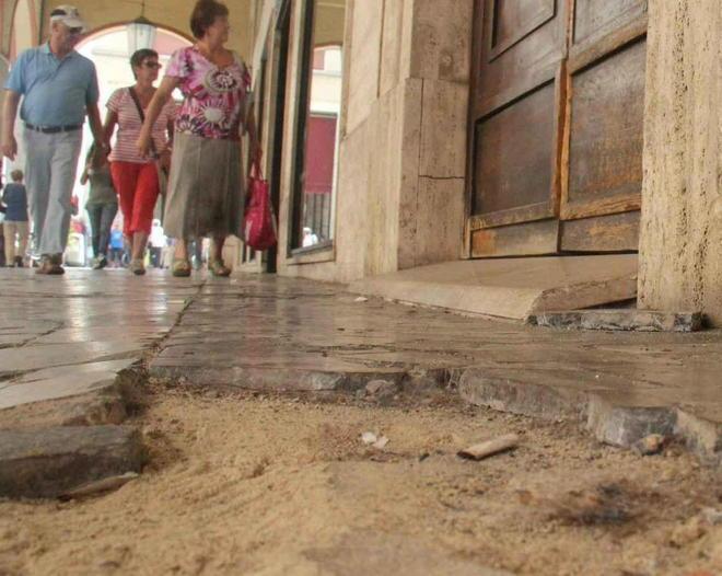 Buche in città, oltre 800 denunce in 3 anni al Comune 