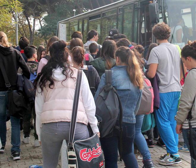 Bus stracolmi di studenti, i genitori si arrabbiano 