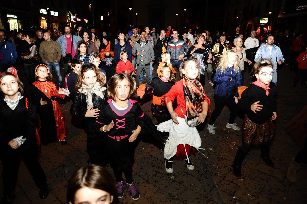 Gran festa, Cecina scopre Halloween, canti e balli nel segno della zucca 