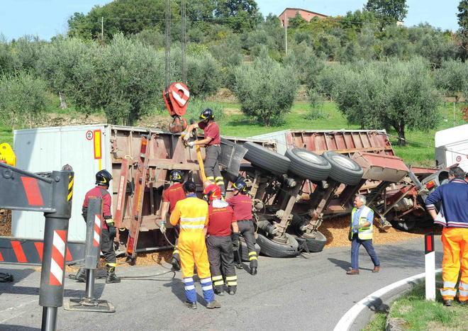 Si ribalta rimorchio carico di cippato, traffico in tilt per ore 