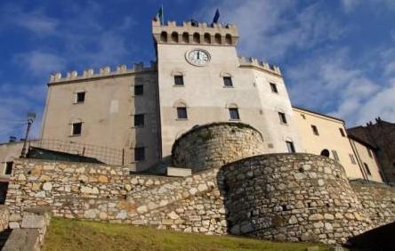 Consiglieri al corso di politica, paga il Comune 