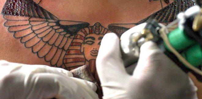 Tatuaggio alla minorenne Assolto il centro estetico