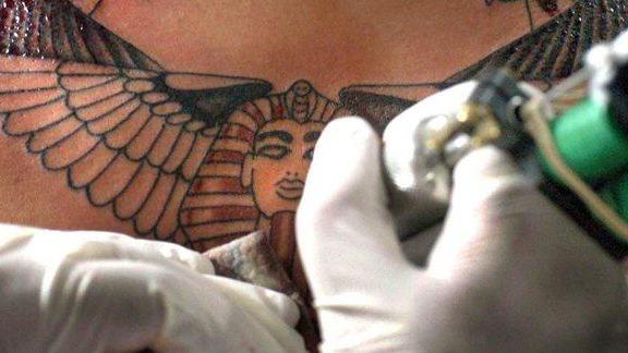 Tatuaggio alla minorenne Assolto il centro estetico