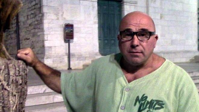 Artista massese occupa la piazza di Pietrasanta