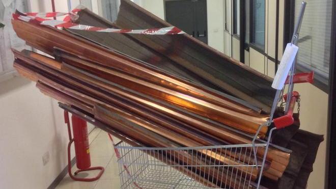 Un carrello pieno di rame