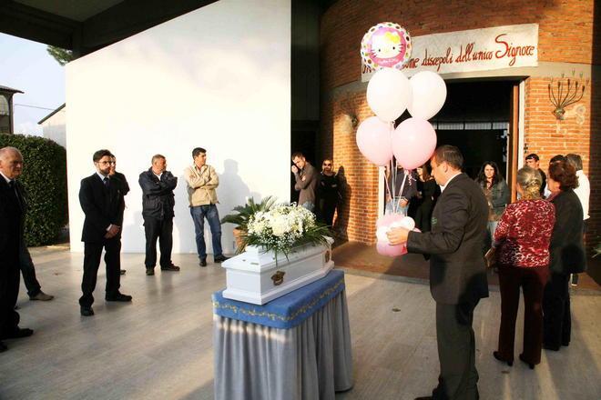 Palloncini bianchi e rosa in cielo per dire addio alla piccola Ester 