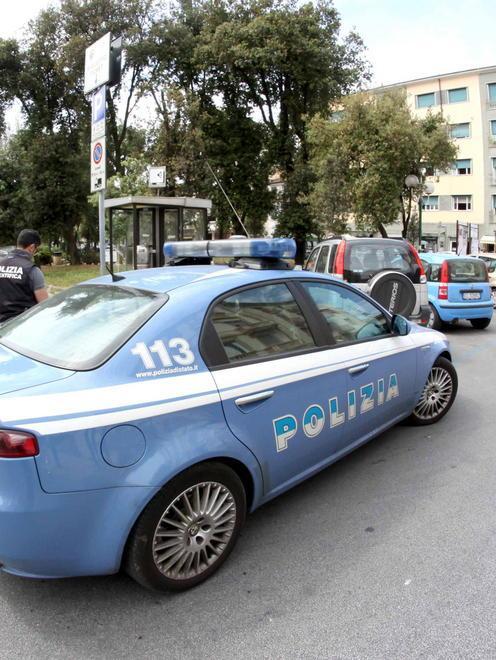 Distrugge cartelli stradali col tubo di ferro: denunciato 