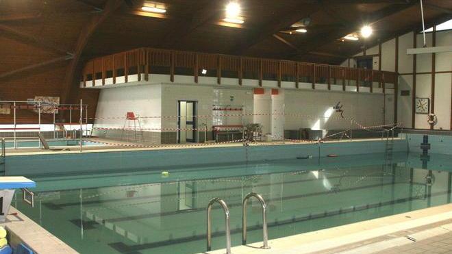 Piscina, la nuova gestione scarica i vecchi lavoratori