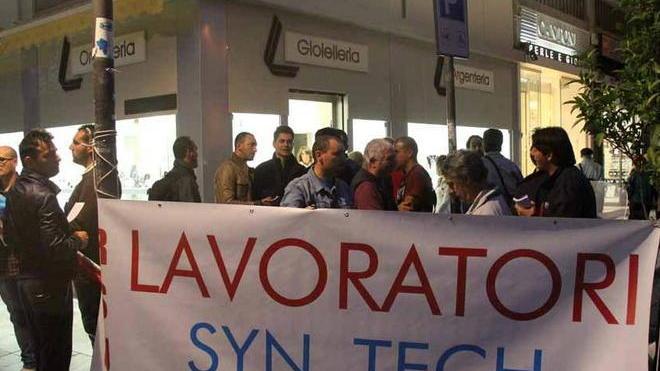 Syntech, operai in piazza