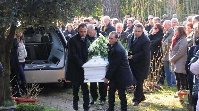 Rubati i fiori dalla tomba della piccola Irene