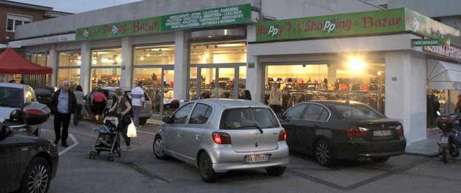 Prezzi stracciati, tanta merce: “assalto” al bazar made in China 
