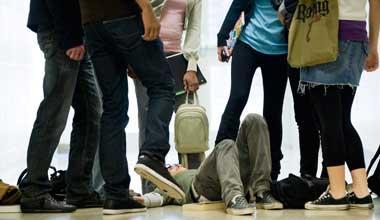 Bacia una ragazzina, 15enne picchiato da due coetanei